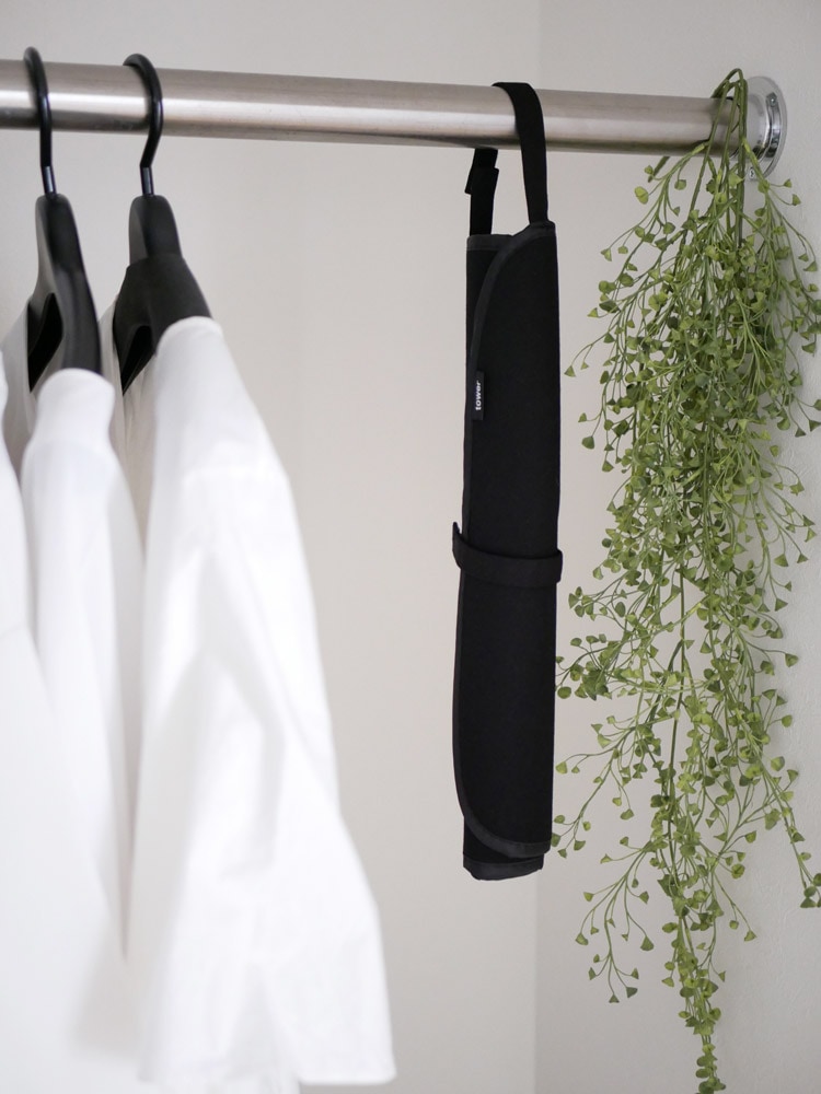 YAMAZAKIのタワーくるくるアイロンマットにハンガーとロープ、綿100％のリネンが配置された写真