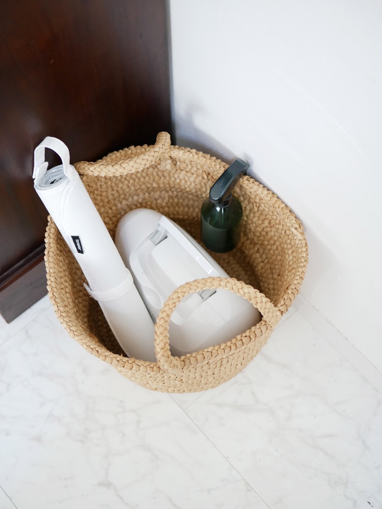 YAMAZAKIの【tower/タワー】くるくるアイロンマット。綿100％の表面とポリウレタンフォーム裏面を使用し、72cm×40cmサイズで家庭用に最適なアイロンマット。