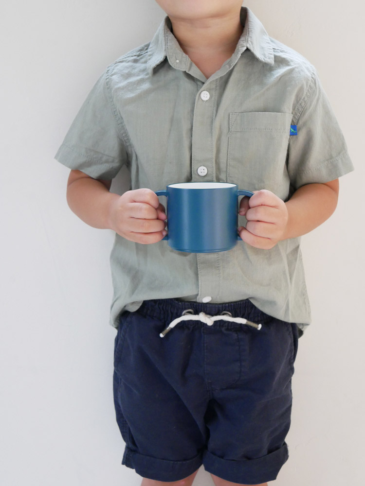 ボタンとポケット付きデニムショーツを履いた子供