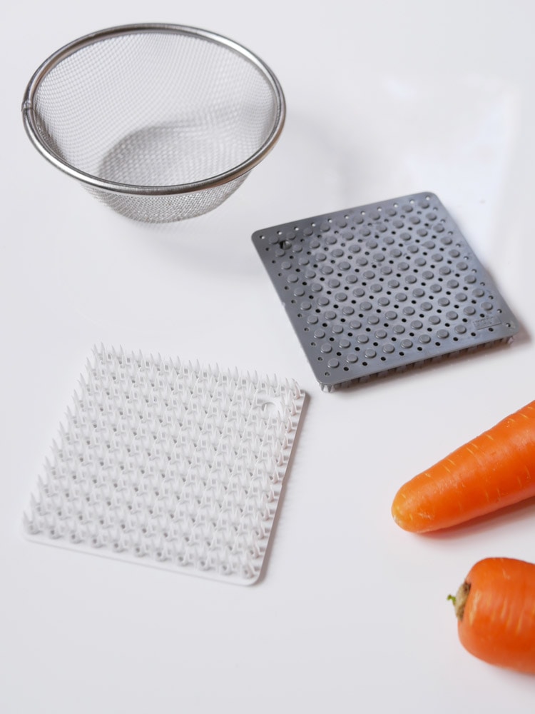 食品と調理器具を載せたティディのメッシュトレー