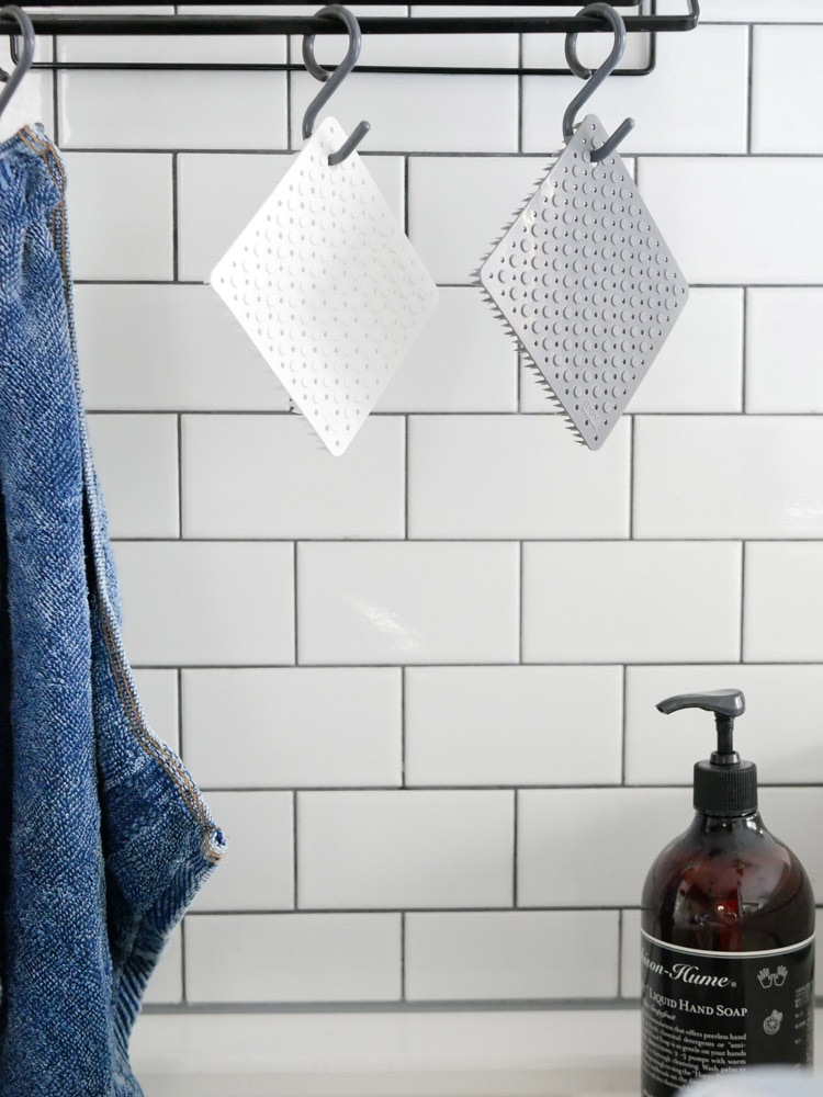 ティディプラタワフォーキッチンのシルバーカラーキッチンブラシ