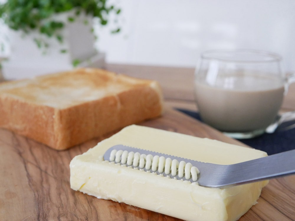 ステンレス製バターナイフとパン、バター