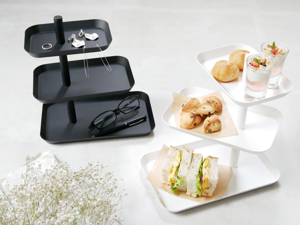 towerの白い3段キッチントレーに食器が置かれている