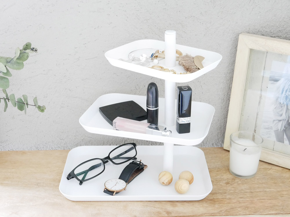 タワー製3段スチールキッチントレーに食器と植物が配置された様子