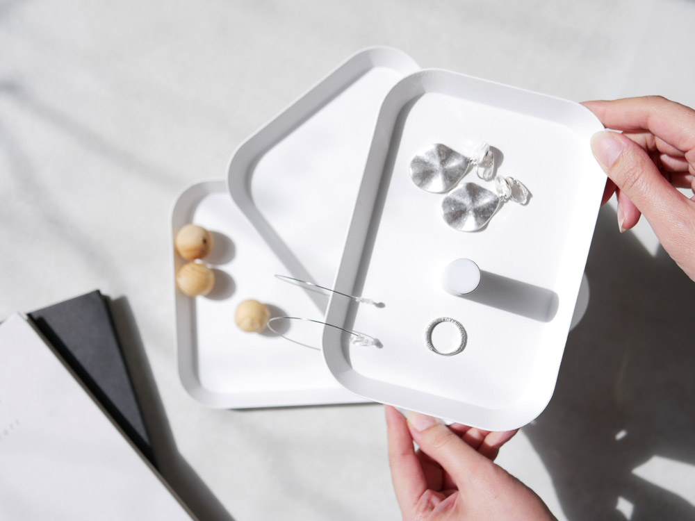 towerブランドの白い3段スチールキッチントレー