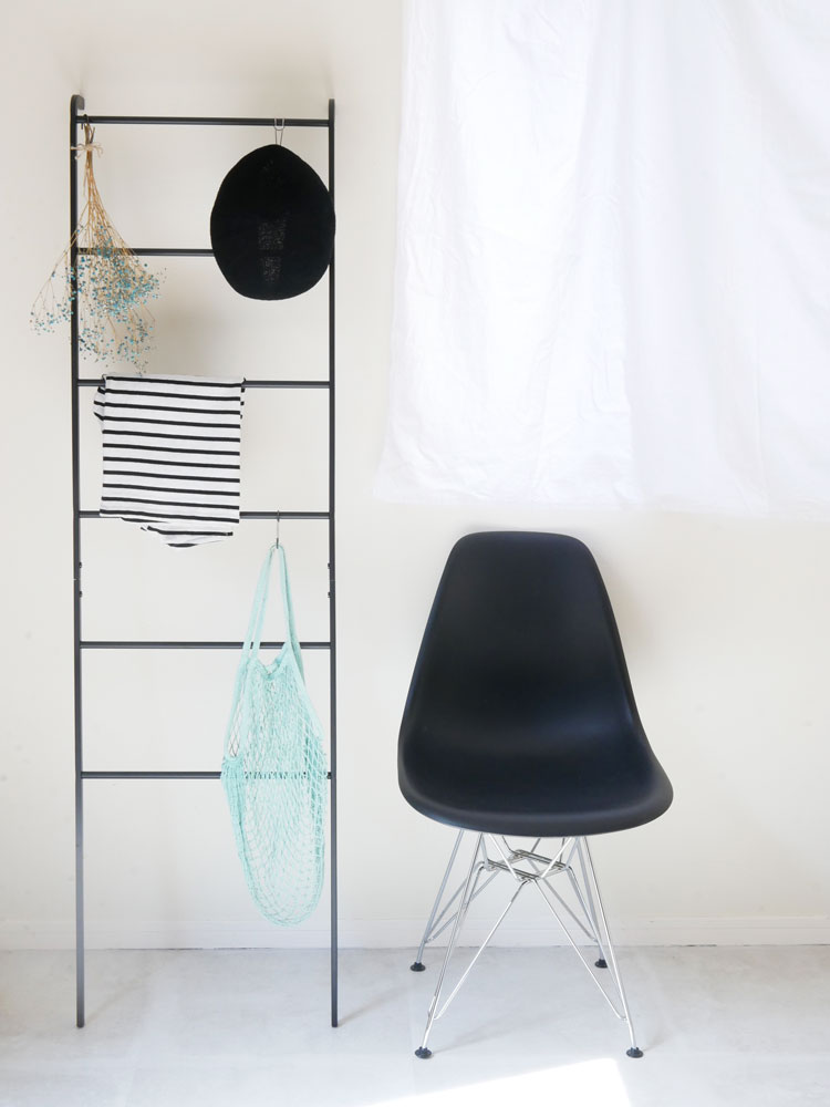 スチールラダーハンガーとプラスチック棚、ロープ、スツール