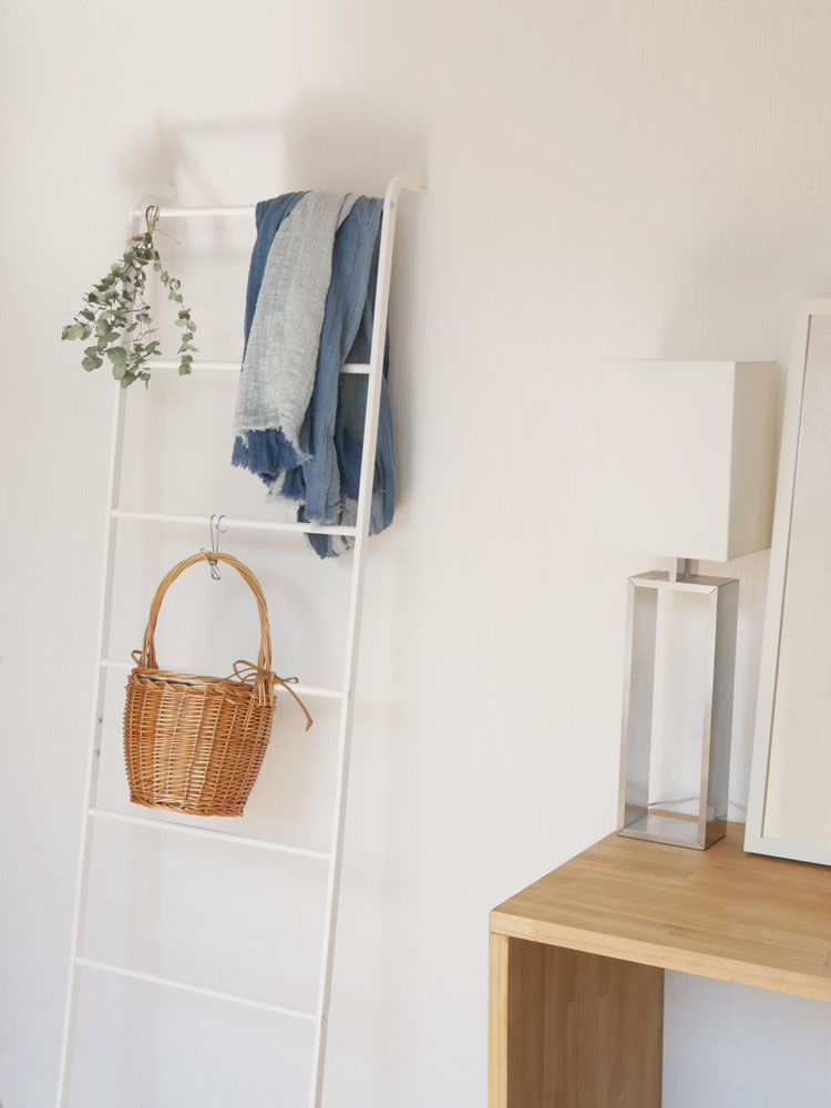 YAMAZAKI製スチールラダーハンガーに観葉植物と花瓶が飾られている