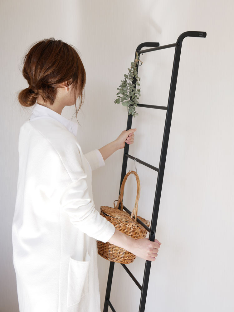 スチール製ラダーハンガーに鉢植えが並ぶ様子