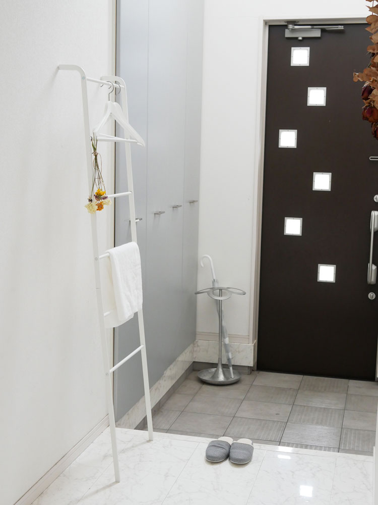 YAMAZAKIの白いスチールラダーハンガー