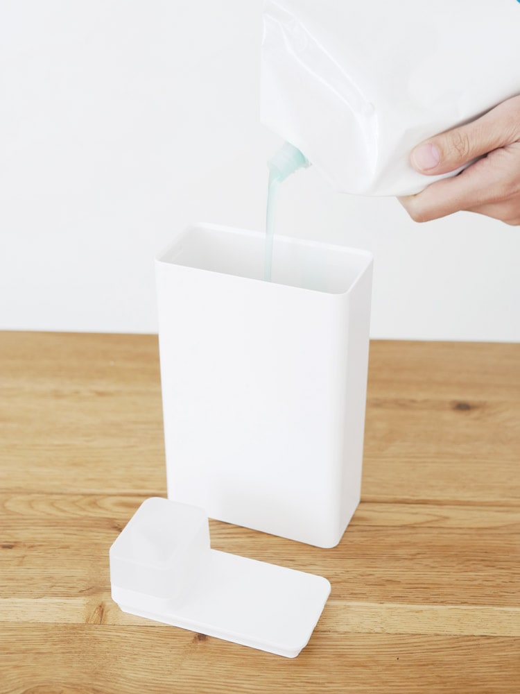 towerタワーの詰め替え用ランドリーボトル。約700mlのABS樹脂製容器とポリプロピレンキャップを備えた洗剤ボトル