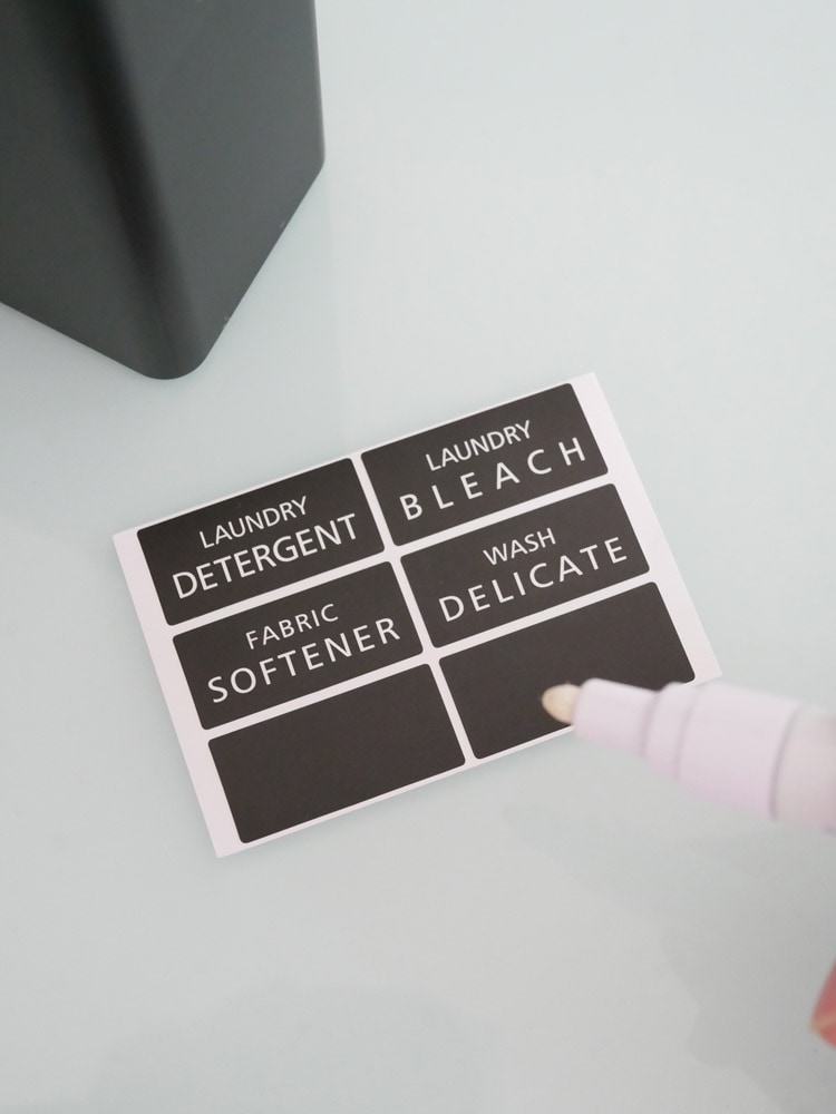 タワーブランドの詰め替え用ランドリーボトル。約700mlのABS樹脂製容器とポリプロピレンキャップを備え、サイズは幅5.5cm×奥行11cm×高さ20cm。インデックスシール付き