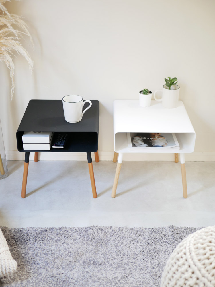 Plainブランドの天然木脚ローサイドテーブル上にランプと観葉植物