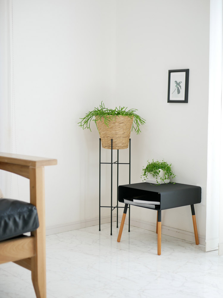 Plainブランドの木脚とスチール天板のローサイドテーブル