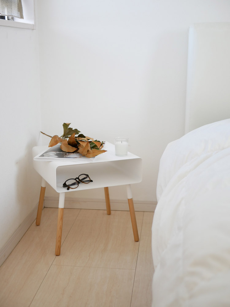 天然木脚とスチール天板のローサイドテーブル