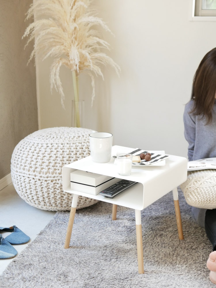 Plainブランドのローサイドテーブルとランプ、観葉植物