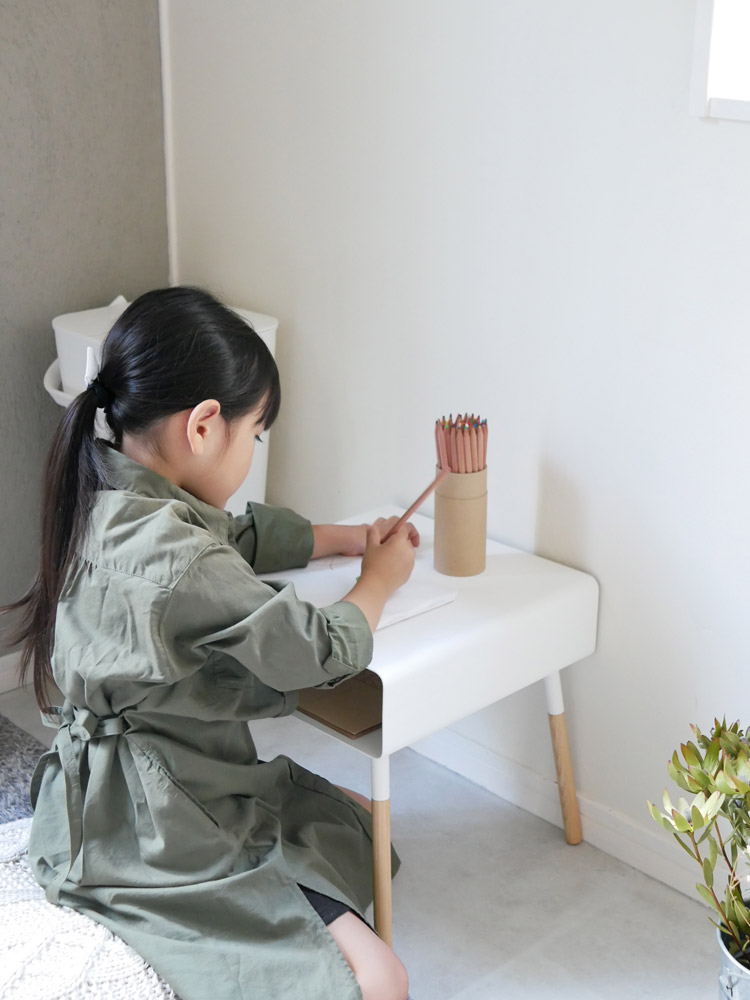 Plain製ローサイドテーブルと子供用スツール、室内配置