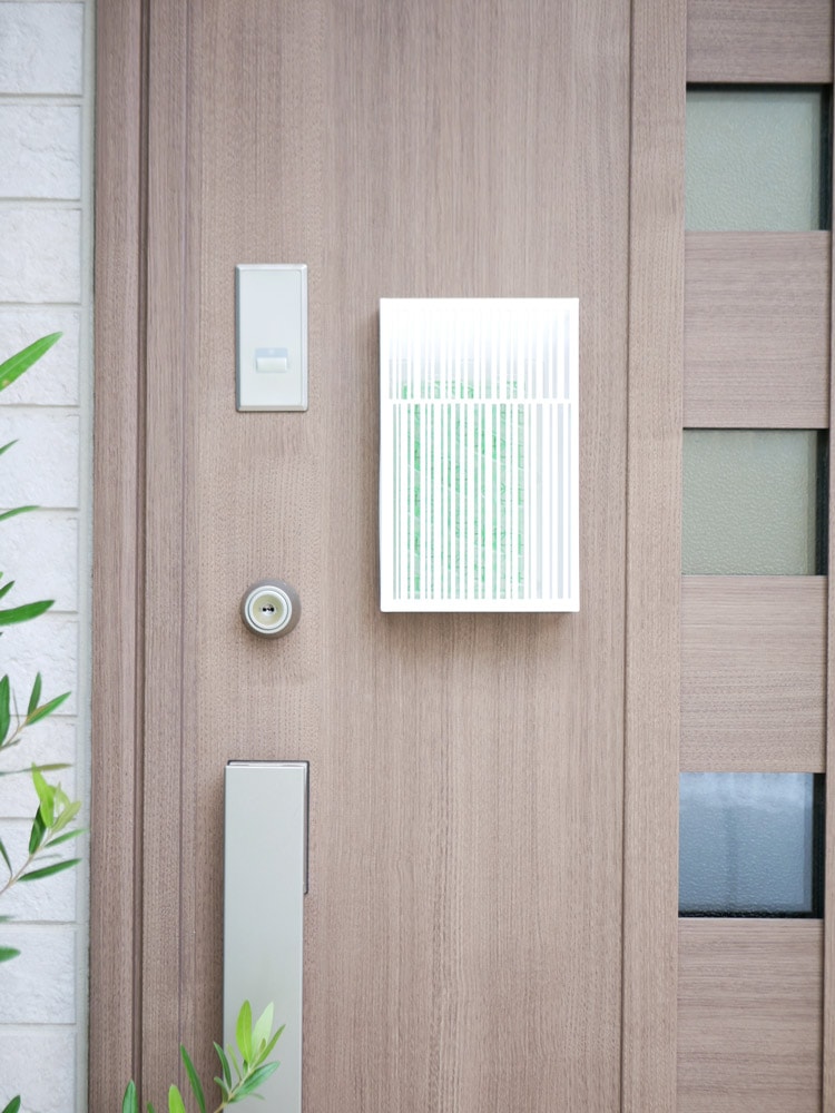 ドアハンドルに装着したマグネット虫除けプレートカバー