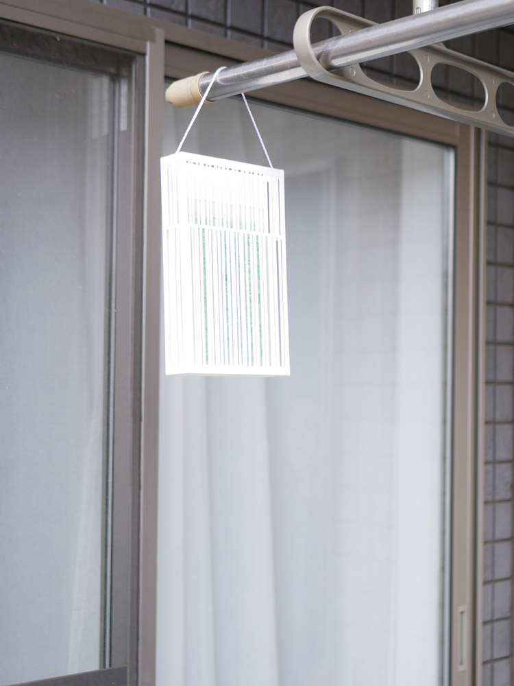 タワーのマグネット虫除けプレートカバーが窓に取り付けられている