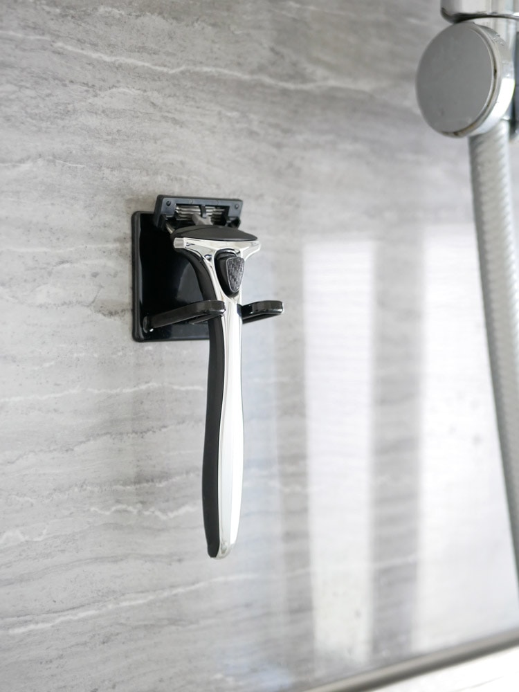 マグネット式バスルームホルダーにカミソリが取り付けられている