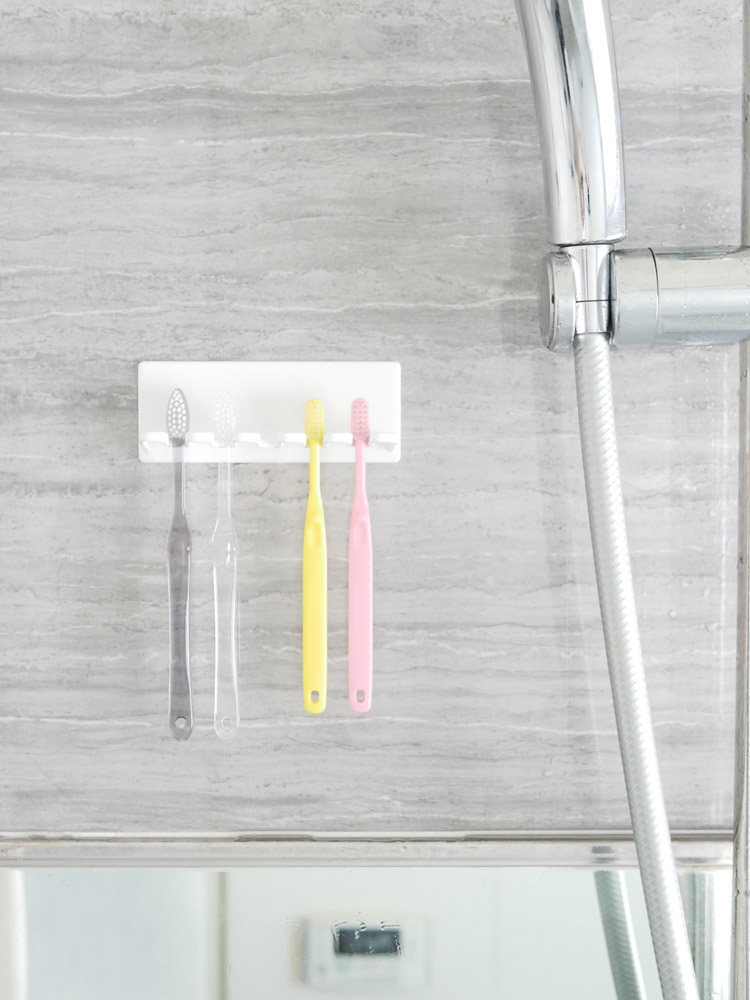 タワー製スチールマグネットバスホルダーに歯ブラシとシェーバーが収納されている