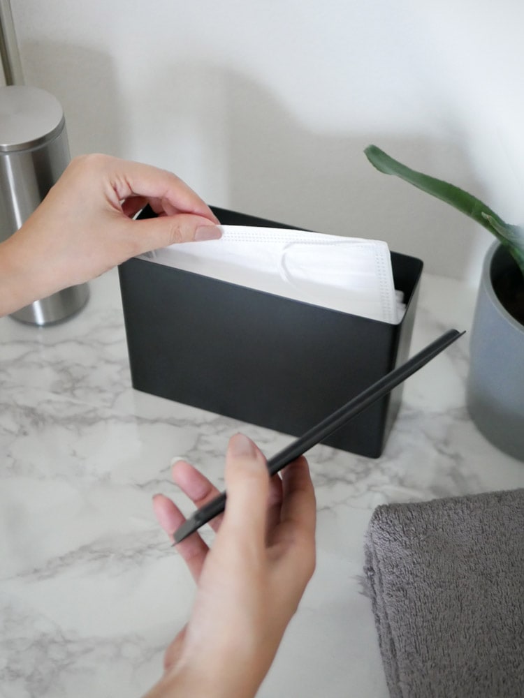 タワー(YAMAZAKI)のスチール製マグネットマスクホルダー