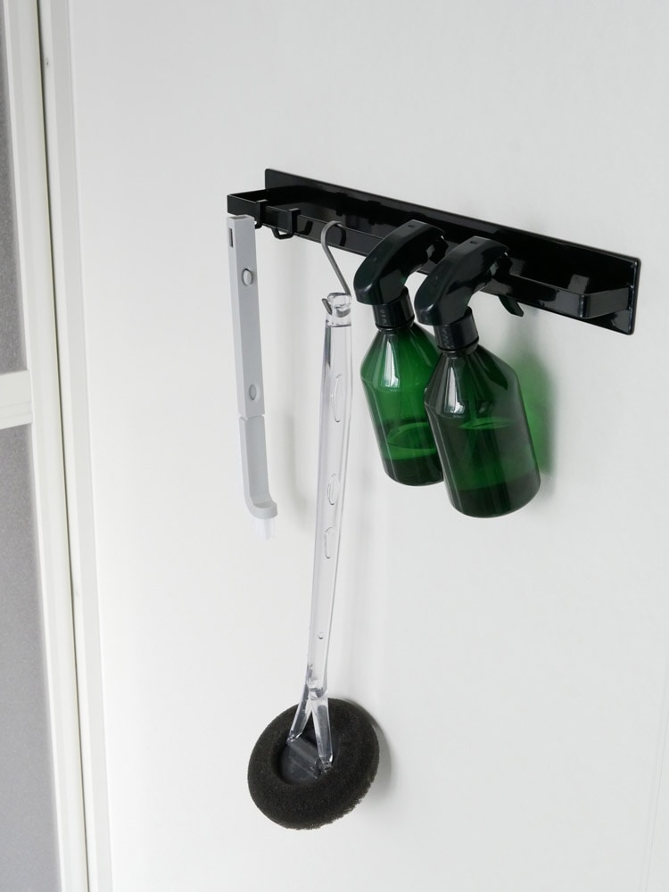 マグネットバスルームタオルハンガーにタオルが掛かっている