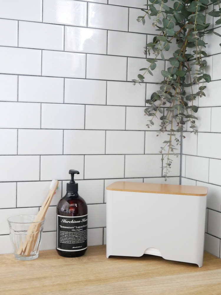 ideacoマスクディスペンサー60がバスルームに設置されている様子