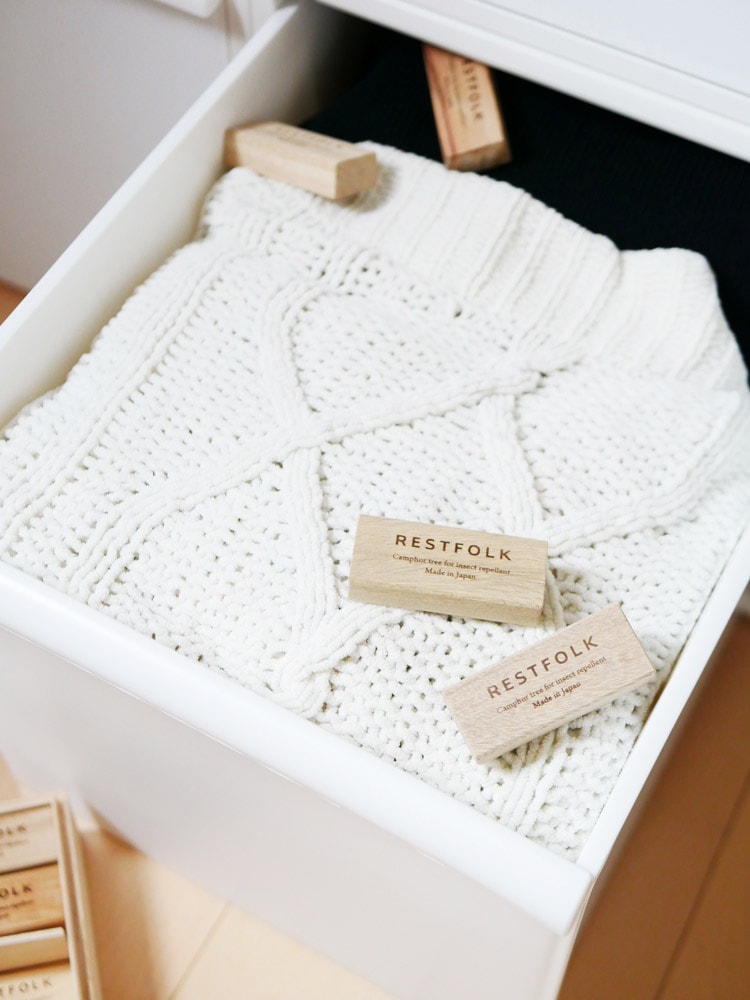 REST FOLKのくすのき天然精油カンフルオイル防虫ブロックが木製引き出しに収納されている