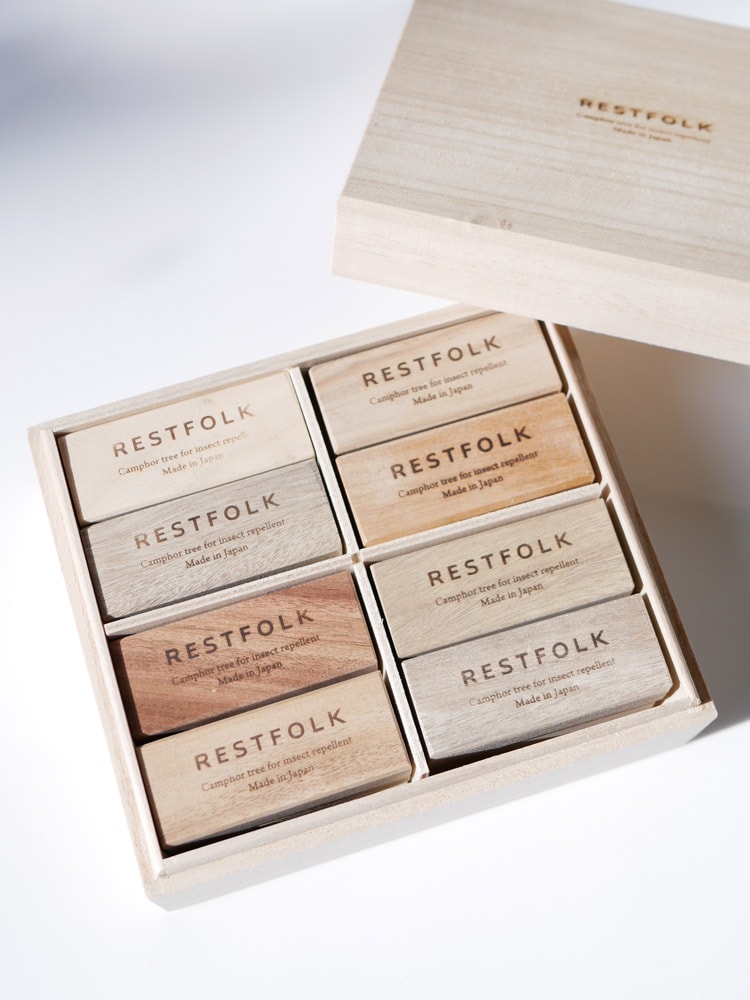 REST FOLK レストフォーク カンフルオイルの木製防虫ブロック、木目が美しいデザインとラベル付き