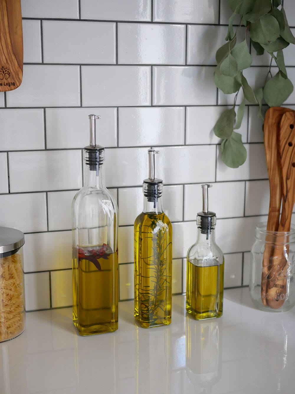 SALUS（セイラス）のガラス製カプリオイル＆ビネガージャー。オリーブオイルを入れたキッチン用調味料ボトル