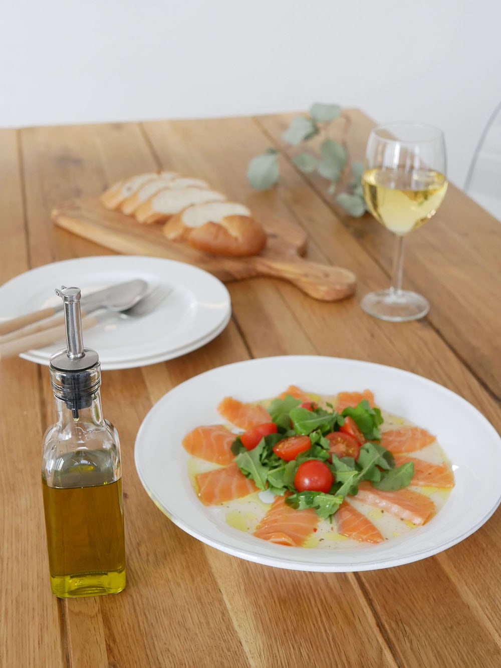 SALUSセイラスのカプリ オイル&ビネガージャー。ガラスとステンレス製のボトルがテーブル上に並び、食材と共にディスプレイされています。
