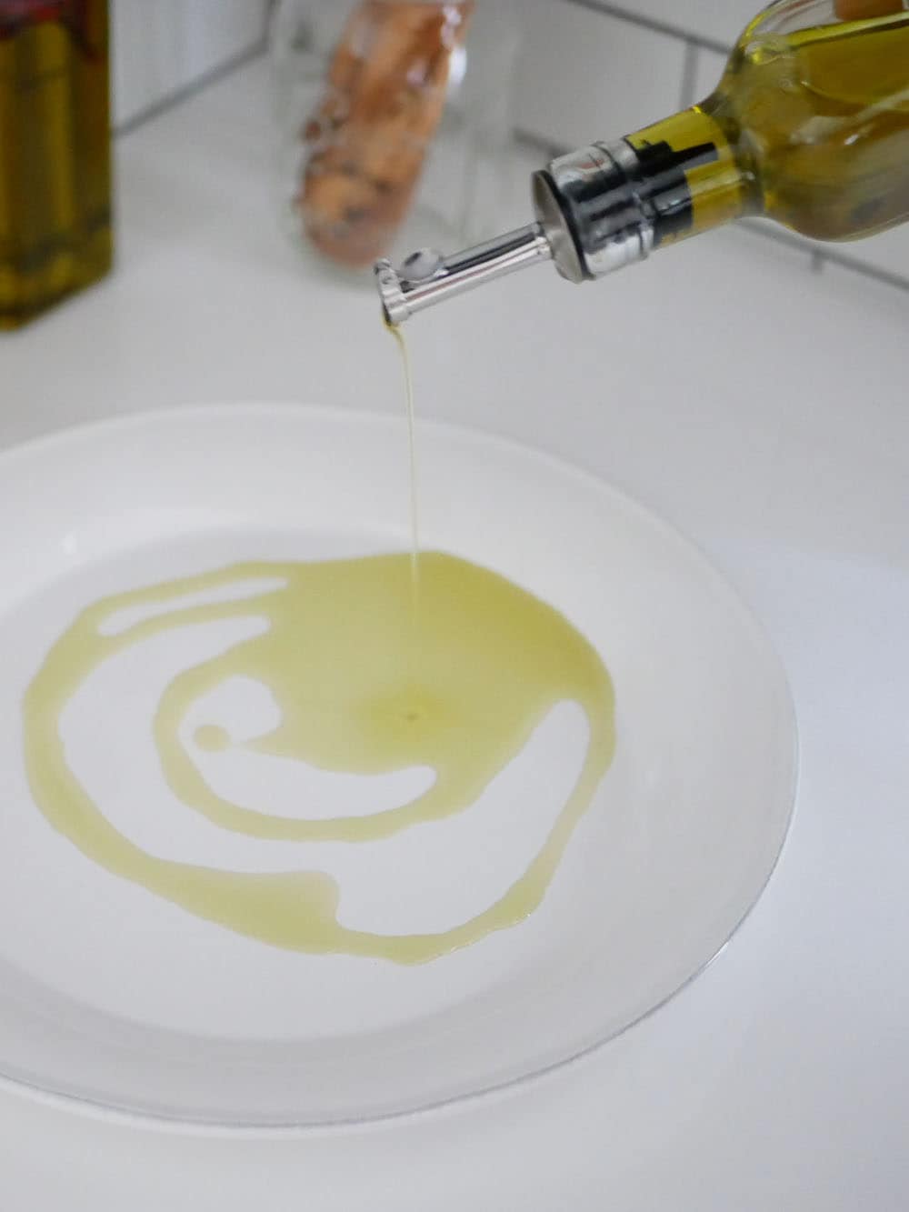 SALUSのカプリ オイル&ビネガージャー、ガラスとステンレス製のオリーブオイルボトル