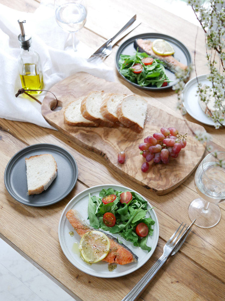 KINTOのFOGプレートに果物が盛られた