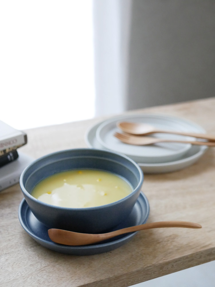 KINTOの磁器FOGプレートに盛られた食事