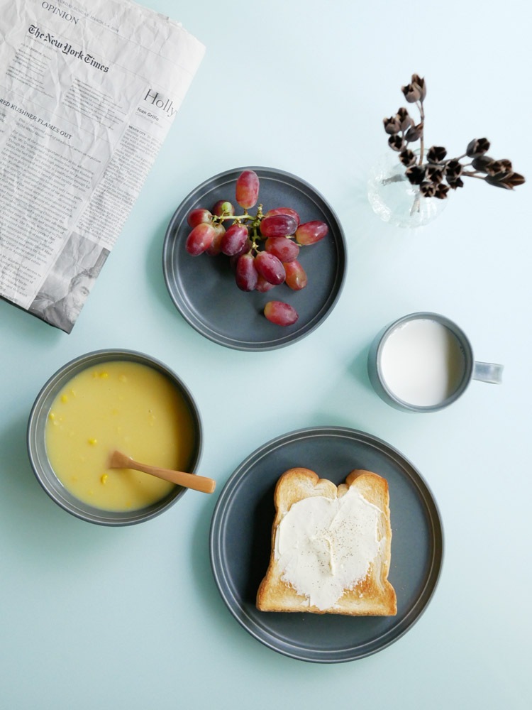 キントーの磁器FOGプレート、エンボス模様