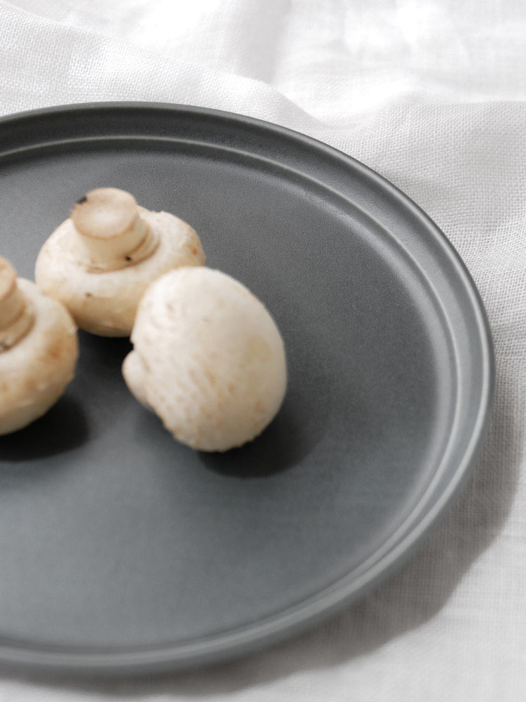 KINTOの磁器製FOGプレートにキノコが盛られています