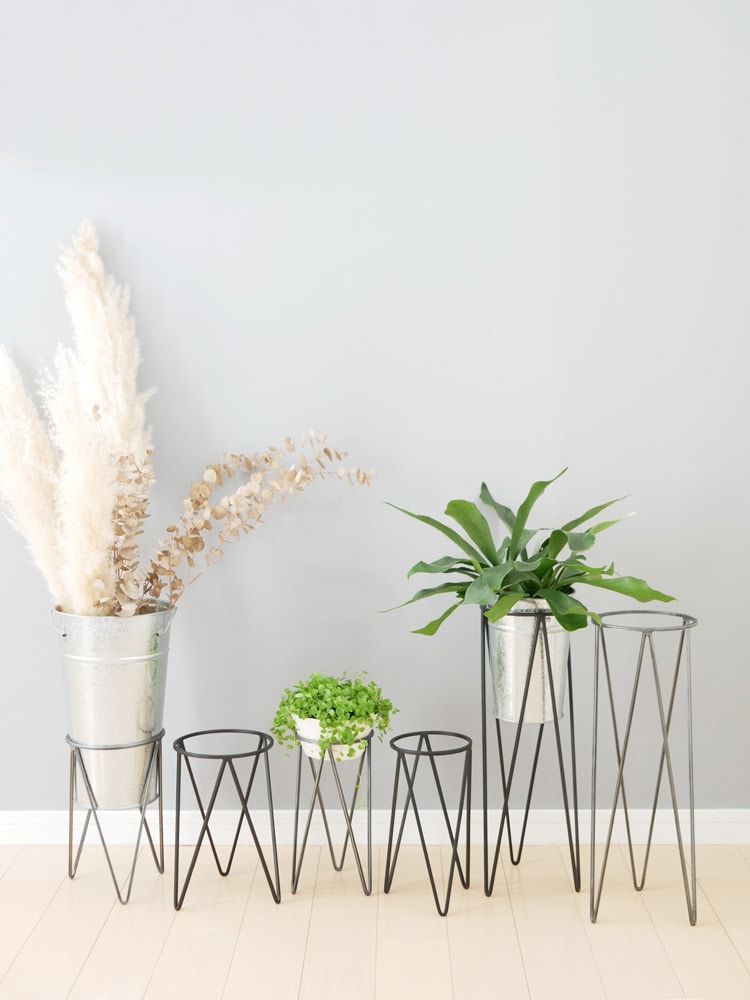 POSS LIVINGのアイアン製ポットスタンドに花束が飾られています