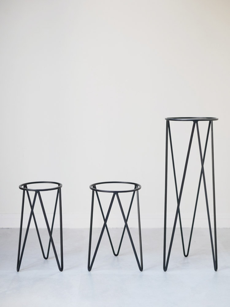 ポッシュリビングのアイアン製丸型ポットスタンド、屋外用デザイン