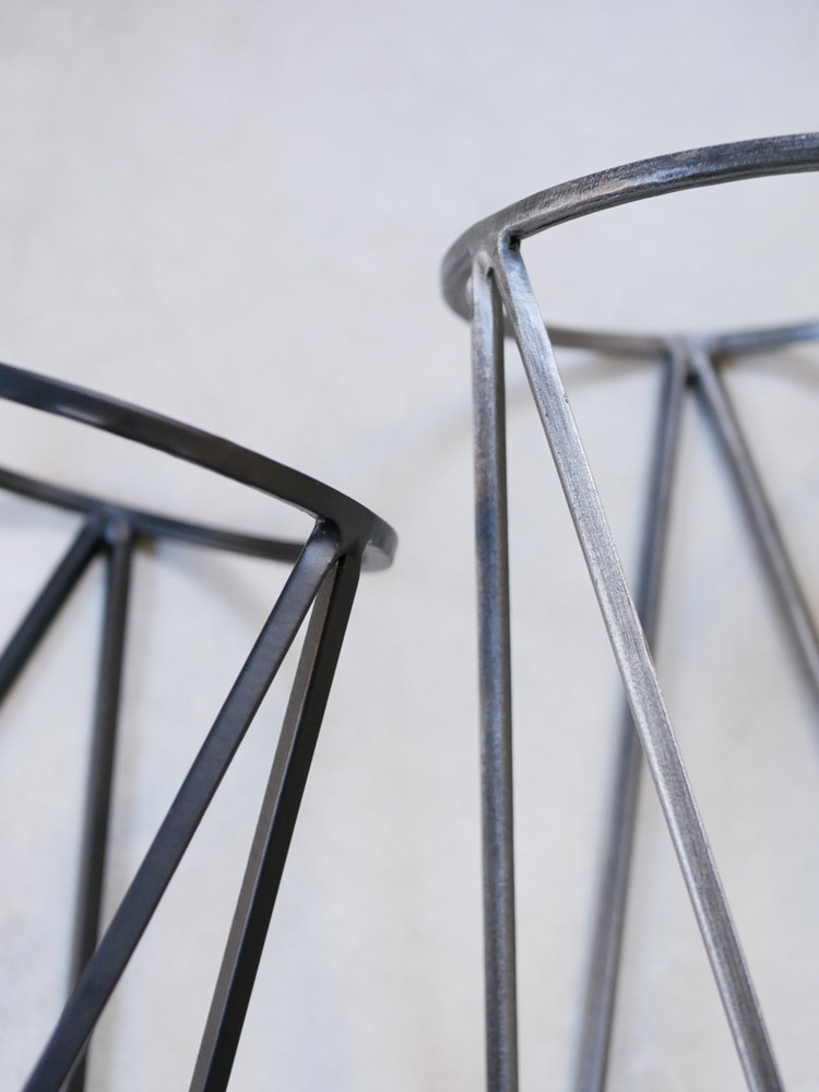 シルバーの円形金属製ポットスタンド