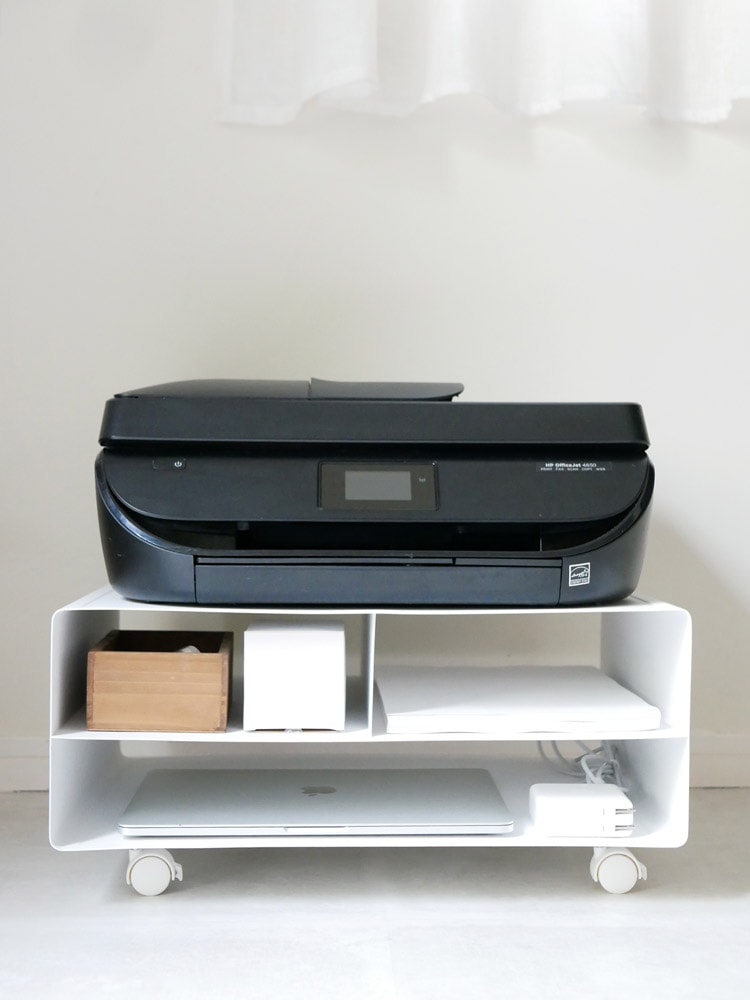 プリンターを収納したスチール製タワーラック