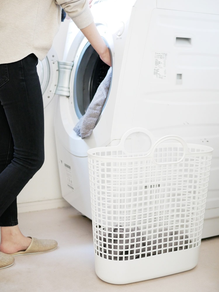 洗濯機横に置かれたライクイットのラウンドバスケット