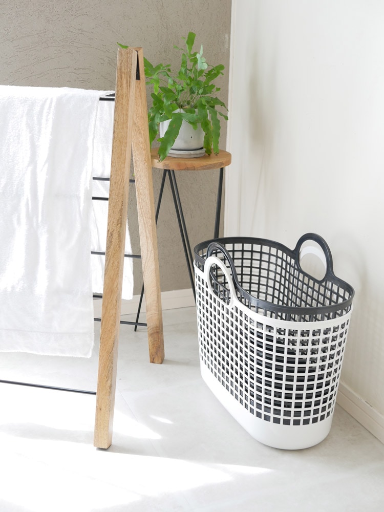 ライクイットのラウンドバスケットに花鉢が入っています