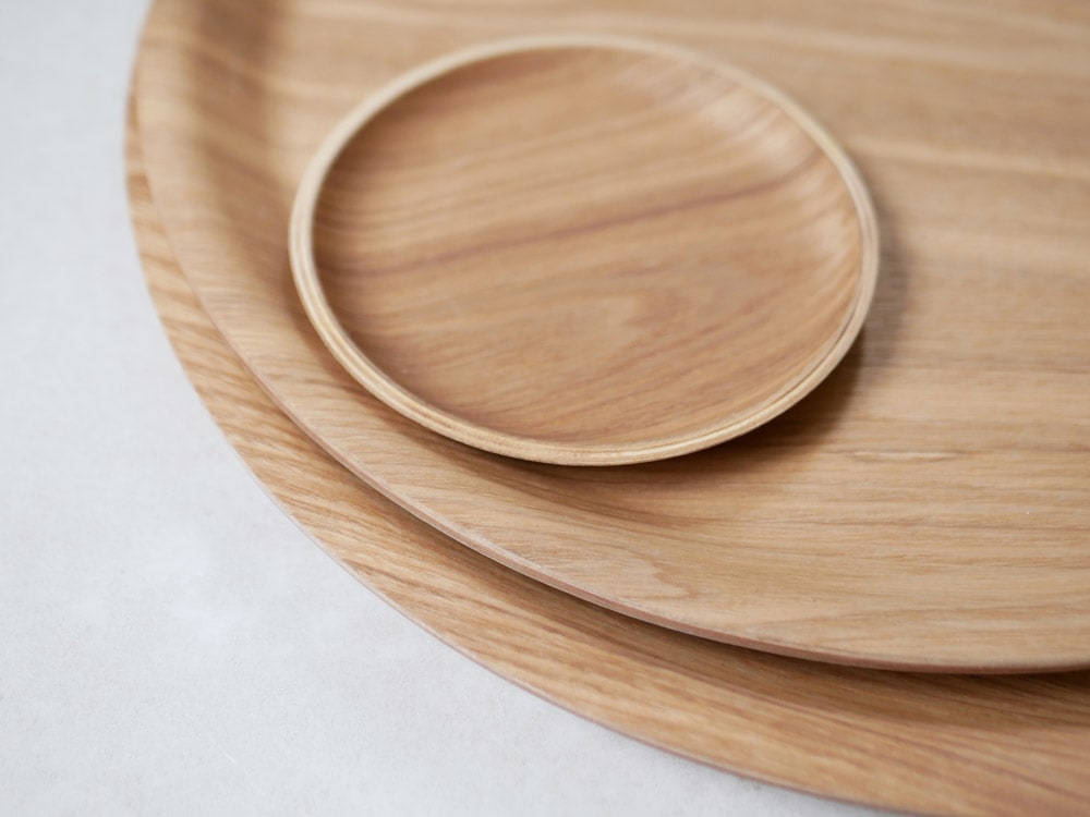 木製ノンスリップラウンドトレイにプレートを載せた商品画像
