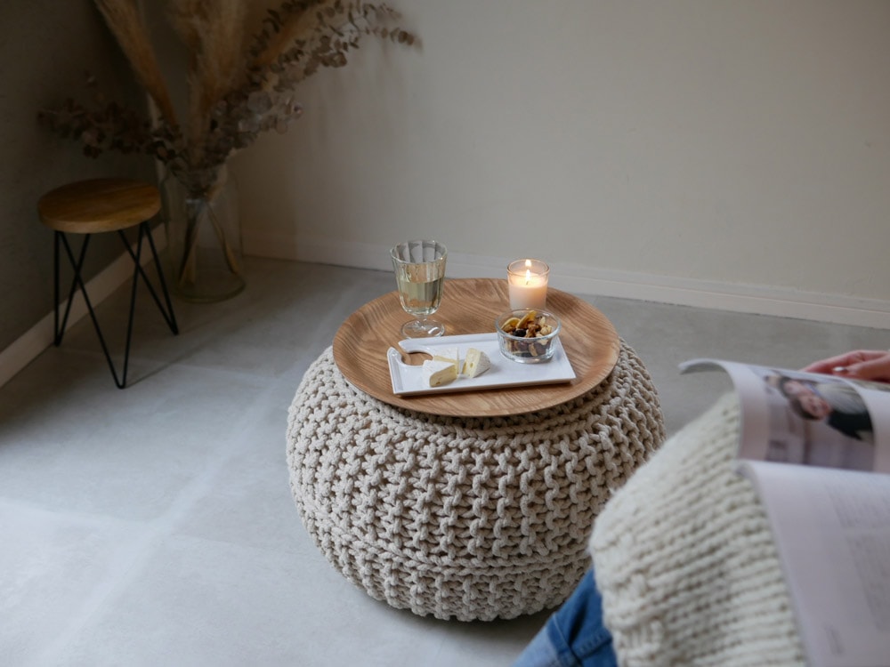 リビングに置かれたキントーのウィローラウンドトレイ