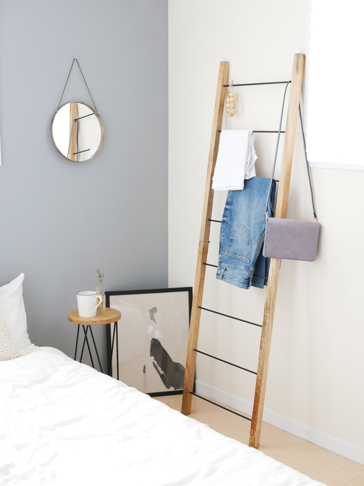 ポッシュリビングのアイアンラダーハンガーと梯子、ランプが配置された室内