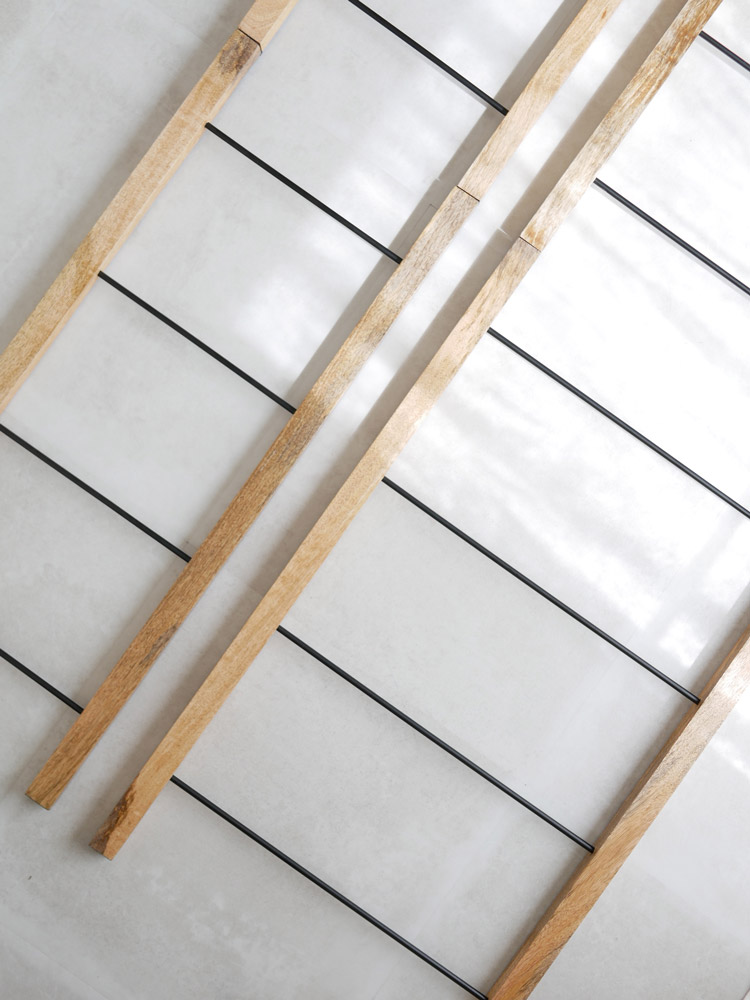 ポッシュリビングの木製ラダーハンガー