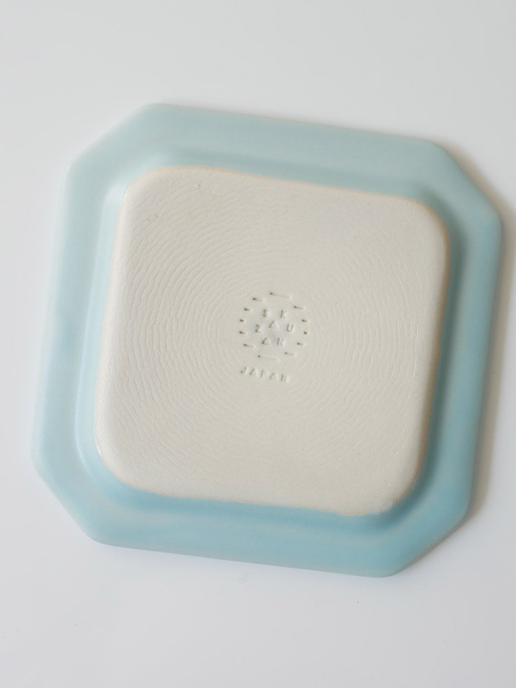 SAKUZANのSaraスクエア、磁器製の四角いサービングトレイ。日本製で食卓を彩る上品なディッシュウェア。