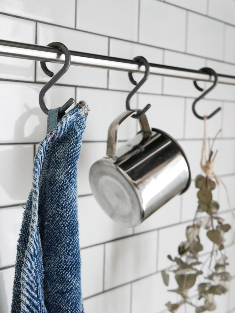 tidyブランドのSフックがキッチンで鍋を掛けている