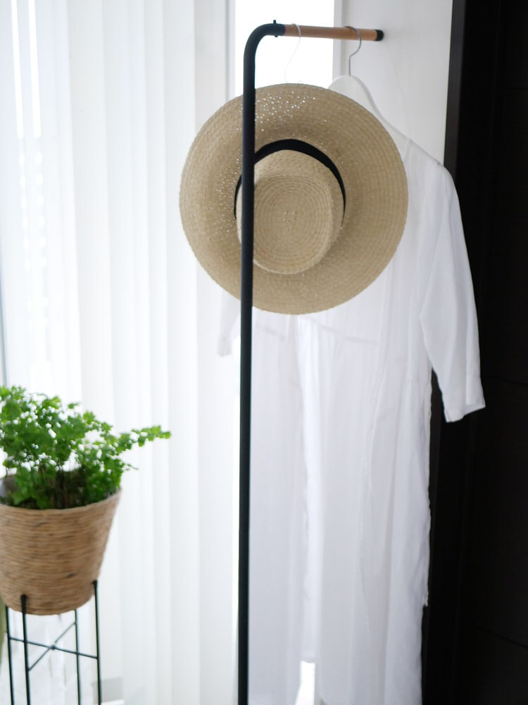 スチールと天然木を使用したスリムコートハンガー