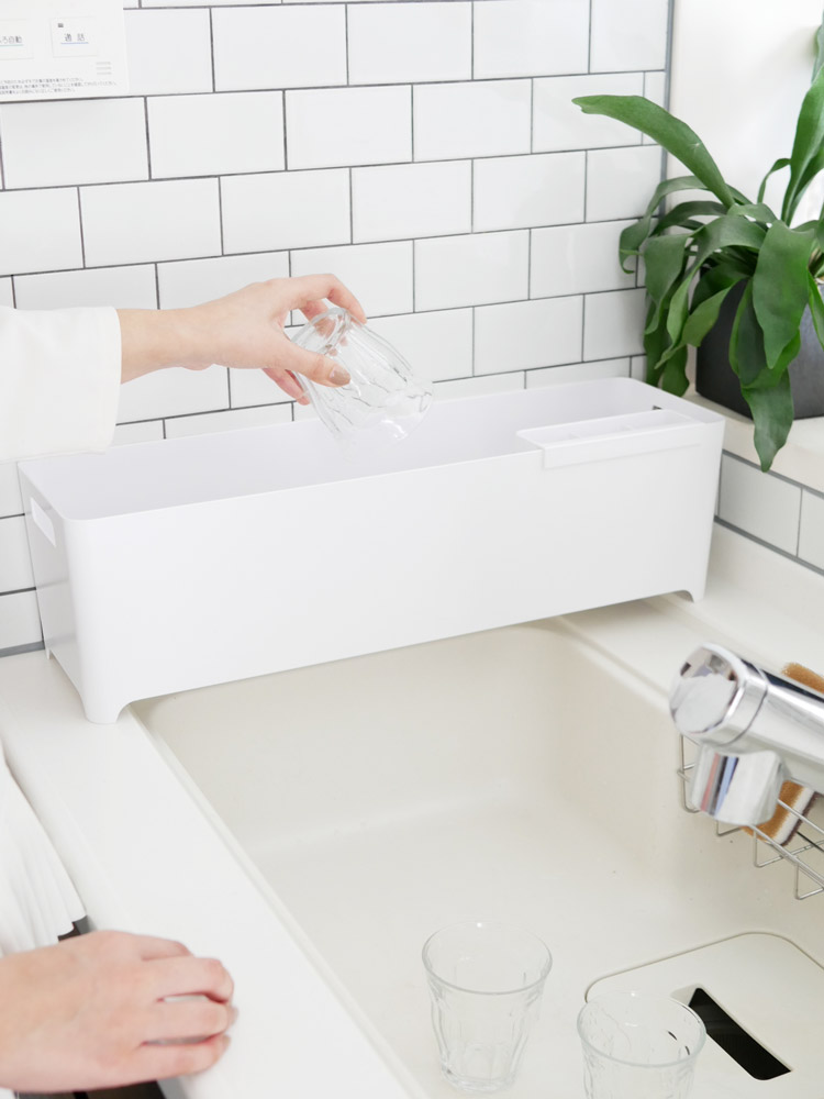 タワー スリム水切りバスケットが洗面台に設置されている